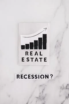 Recession text with question mark next to real estate stats going up, post pa Foto stock