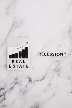 Recession text with question mark next to real estate stats going up, post pa Foto stock