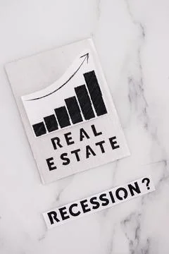 Recession text with question mark next to real estate stats going up, post pa Foto stock