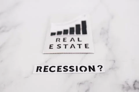 Recession text with question mark next to real estate stats going up, post pa Foto stock