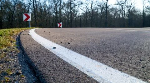 Rechtskurve einer Asphaltstraße Rechtskurve einer Asphaltstraße mit Fahrba. Foto stock