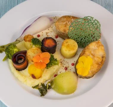 Recipe of cod steak, mashed potatoes and its farandole of vegetables, parsnip 스톡 사진