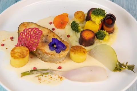 Recipe of cod steak, mashed potatoes and its farandole of vegetables, parsnip Stock-Fotos