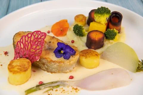 Recipe of cod steak, mashed potatoes and its farandole of vegetables, parsnip Foto stock