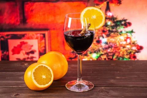 Recipe step by step hot red mulled wine with christmas tree behind Foto stock