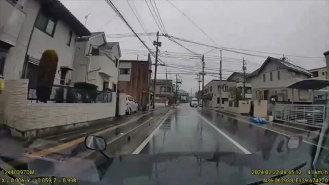 Reckless driver narrowly avoids fatal collision in Tokyo, Japan Video stock 277527512