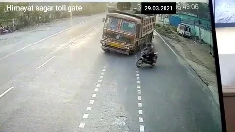 Reckless motorcyclist causes massive head-on collision in India Video stock 272890038