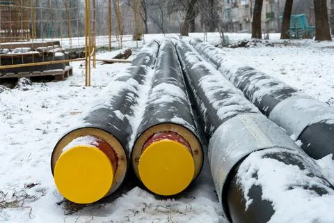 Reconstruction of central heating system pipes during severe frost. Repair an Foto stock