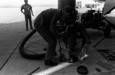 RECORD DATE NOT STATED A1C Bill Adams and SSGT Randall Simeona hook up an ... Stock Photos