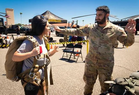 RECORD DATE NOT STATED After helping his visitor put on a T-11 Parachute P... Foto stock