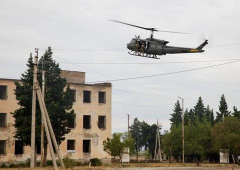 RECORD DATE NOT STATED An AH-64 Apache helicopter with 1st Battalion, 3rd ... Stock Photos