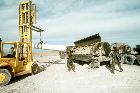 RECORD DATE NOT STATED Air Force personnel load a ground-launched cruise m... Fotos de archivo
