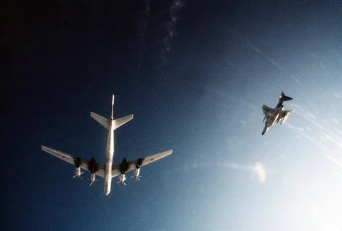 RECORD DATE NOT STATED AN air-to-air underside view of a Soviet Tu-95 Bear... Foto stock
