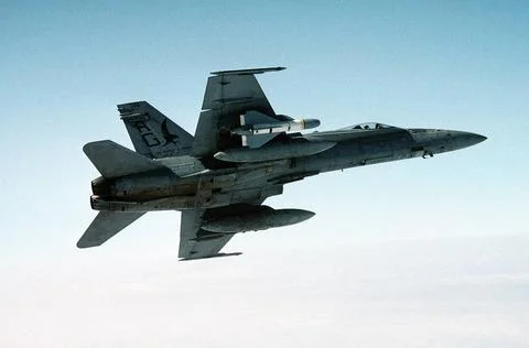 RECORD DATE NOT STATED An air-to-air, underside view of an F/A-18C Hornet ... Foto stock