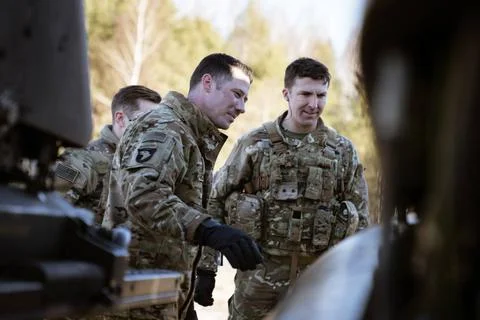 RECORD DATE NOT STATED An Apache pilot (right) with the British Army discu... Foto stock