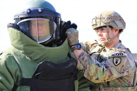RECORD DATE NOT STATED Army Explosive Ordnance Disposal technicians from t... Stock Photos