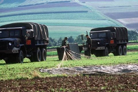 RECORD DATE NOT STATED Army personnel retrieve a large pallet containing c... Stock Photos