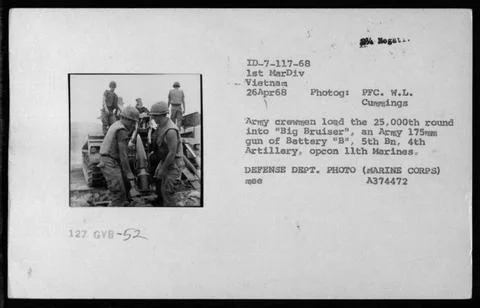 RECORD DATE NOT STATED  Army crewmen load the 25,000th round into Big Brui... Stock Photos