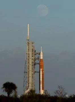 RECORD DATE NOT STATED Artemis I Prelaunch. The Moon is seen as it rises b... Fotos Stock