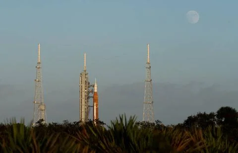 RECORD DATE NOT STATED Artemis I Prelaunch. The Moon is seen as it rises b... Fotos Stock