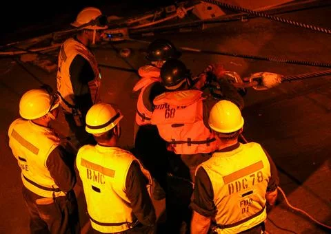 RECORD DATE NOT STATED ATLANTIC OCEAN (March 26, 2022) Sailors connect a s... Fotos Stock