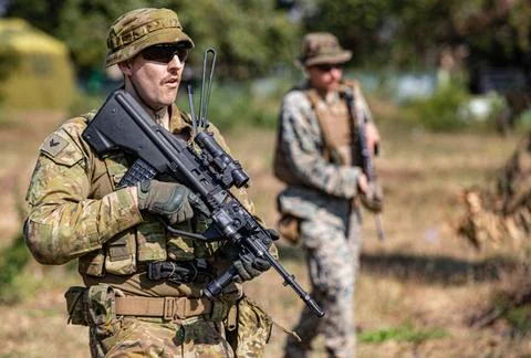 RECORD DATE NOT STATED  An Australian Solider and a U.S. Marine, conducts ... Foto stock