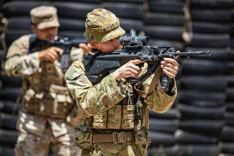 RECORD DATE NOT STATED  An Australian Soldier and a U.S. Army Soldier, ass... Stock Photos