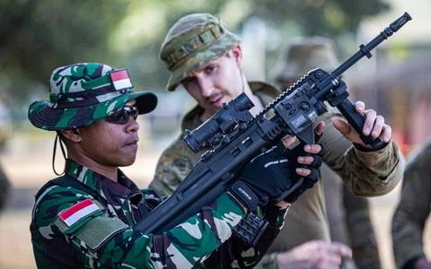 RECORD DATE NOT STATED  An Australian Soldier shows a Indonesian Service M... Stock Photos
