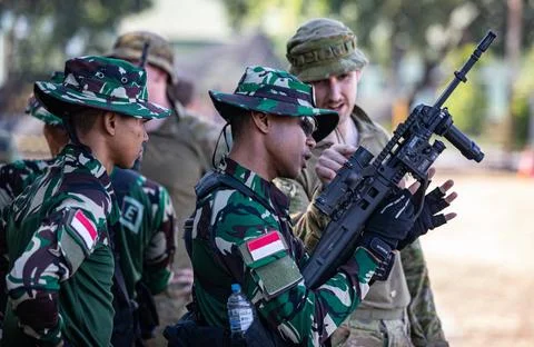 RECORD DATE NOT STATED  An Australian Soldier shows a Indonesian Service M... Foto stock