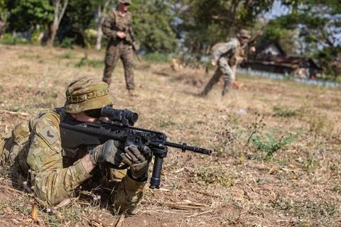 RECORD DATE NOT STATED  An Australian Solider and a U.S. Marine, conducts ... Foto stock