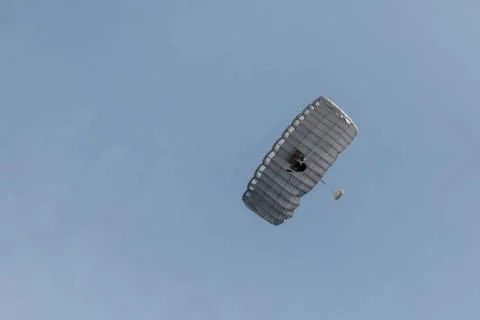 RECORD DATE NOT STATED A Belgian paratrooper descends with his parachute d... Foto stock