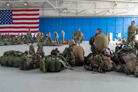 RECORD DATE NOT STATED Belgian Paramedic Paratroopers rest from a previous... Foto stock