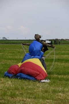 RECORD DATE NOT STATED A Belgian paratrooper packs his parachute during su... Foto stock
