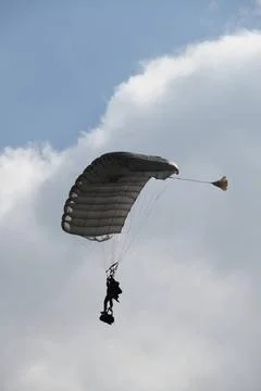 RECORD DATE NOT STATED A Belgian paratrooper descends during sustainment t... Foto stock