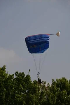 RECORD DATE NOT STATED A Belgian paratrooper is about land during sustainm... Foto stock