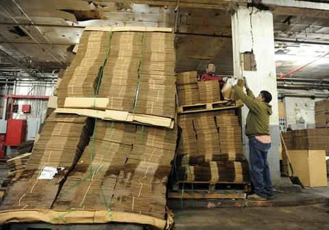 RECORD DATE NOT STATED Brooklyn, N.Y., Dec. 4, 2012 Workers at local Red H... Fotos Stock