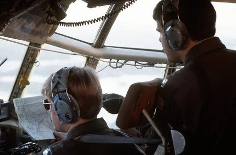RECORD DATE NOT STATED A C-130 Hercules aircraft copilot and navigator use... Foto stock