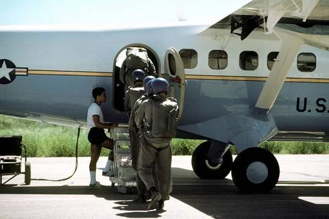 RECORD DATE NOT STATED Cadets board a Twin Otter aircraft for a parachute ... Stock Photos