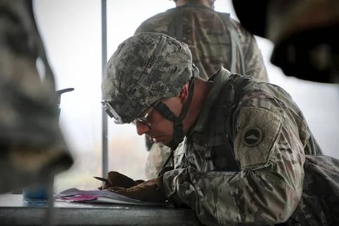 RECORD DATE NOT STATED CAMP FUJI, Japan A U.S. Army Japan soldier plots a ... Foto stock