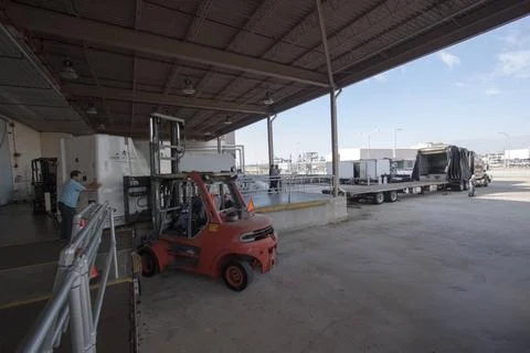 RECORD DATE NOT STATED  CAPE CANAVERAL, Fla. -- Workers prepare to load th... Foto stock