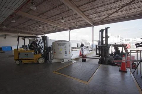 RECORD DATE NOT STATED  CAPE CANAVERAL, Fla. -- Workers prepare to load th... Foto stock