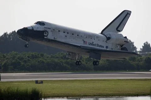 RECORD DATE NOT STATED  CAPE CANAVERAL, Fla. - Space shuttle Discovery lan... 스톡 사진