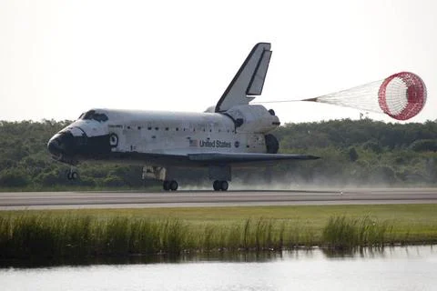RECORD DATE NOT STATED  CAPE CANAVERAL, Fla. - With drag chute unfurled, s... 스톡 사진