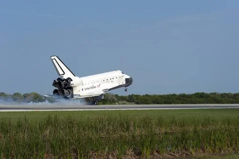 RECORD DATE NOT STATED  CAPE CANAVERAL, Fla. - Space shuttle Discovery lan... 스톡 사진