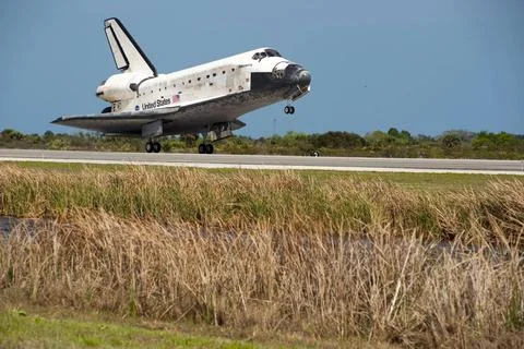 RECORD DATE NOT STATED  CAPE CANAVERAL, Fla. -- Space shuttle Discovery to... 스톡 사진