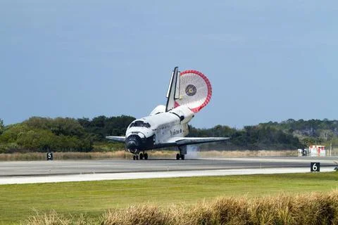 RECORD DATE NOT STATED  CAPE CANAVERAL, Fla. - With its drag chute unfurle... 스톡 사진