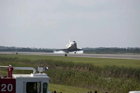 RECORD DATE NOT STATED  CAPE CANAVERAL, Fla. - Space shuttle Discovery lan... 스톡 사진