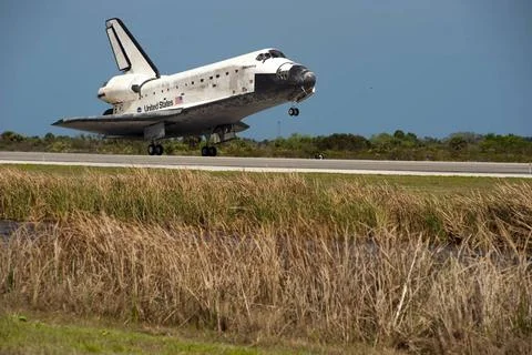 RECORD DATE NOT STATED  CAPE CANAVERAL, Fla. -- Space shuttle Discovery to... 스톡 사진