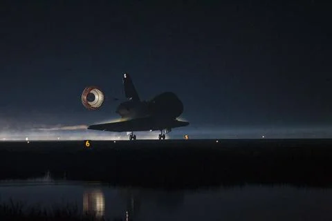 RECORD DATE NOT STATED  CAPE CANAVERAL, Fla. -- Space shuttle Atlantis, tr... 스톡 사진