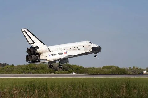 RECORD DATE NOT STATED  CAPE CANAVERAL, Fla. - Space shuttle Discovery nea... 스톡 사진